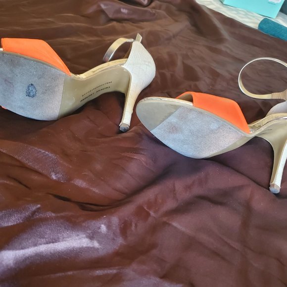 CHINESE LAUNDRY OPEN TOED HEELS CREAM, GOLD AND ORANGE WITH ALLIGATOR PATTERN - Picture 7 of 11